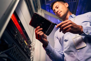Veri Merkezi IT teknisyeni yeni yeni HDD 'yi inceliyor