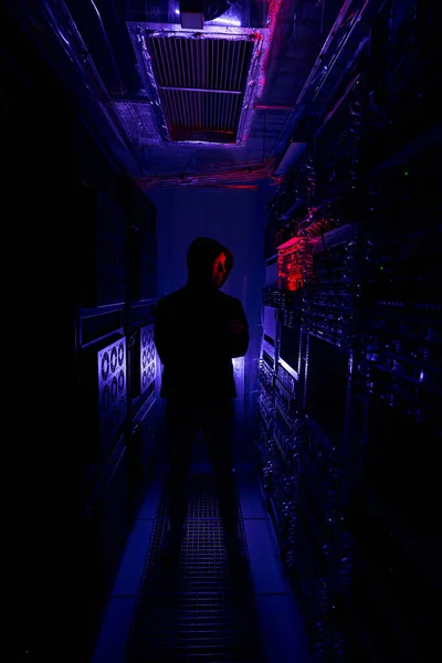 Man berdiri sebelum peralatan komputer rak di pusat data — Stok Foto