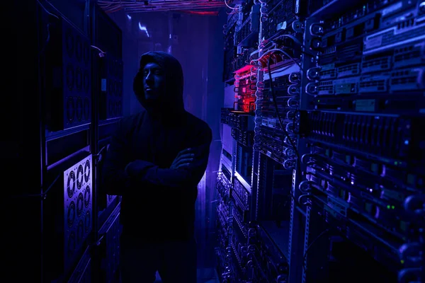 Tranquillo intruso del data center nella stanza oscura del server — Foto Stock