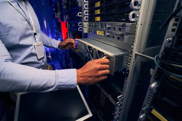 Erfahrener männlicher Ingenieur ersetzt Netzwerkserver-Komponenten — Stockfoto