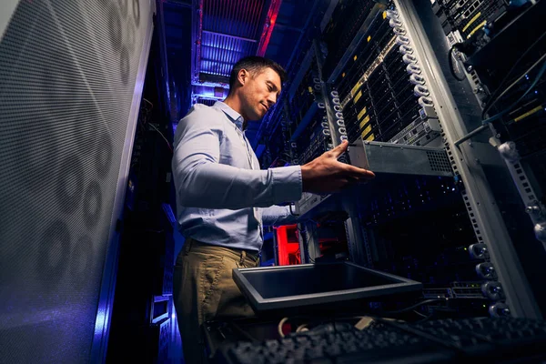 Ingeniero masculino experimentado está haciendo actualización de equipos — Foto de Stock