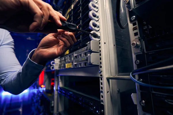 Ingenieur installiert Netzwerkausrüstung im Rechenzentrum — Stockfoto