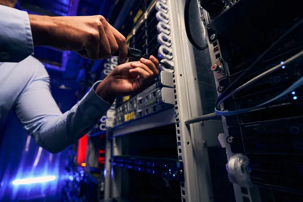 Erfahrener IT-Techniker installiert neue Netzwerkausrüstung — Stockfoto