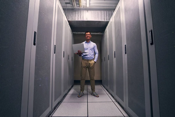 Joyous data center worker with laptop looking ahead — Stock Photo, Image