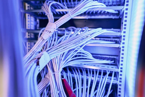 Infraestructura de cableado de red estructurada en la sala de servidores — Foto de Stock