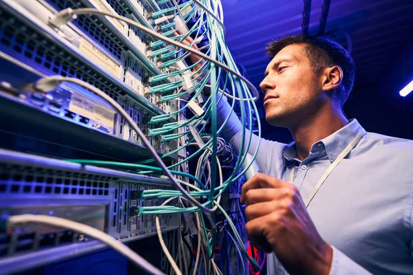 Ingenieur testet Kabelverbindungen auf Netzwerkserver — Stockfoto