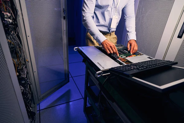 Ingeniero del centro de datos realizando procedimiento de reemplazo de hardware — Foto de Stock