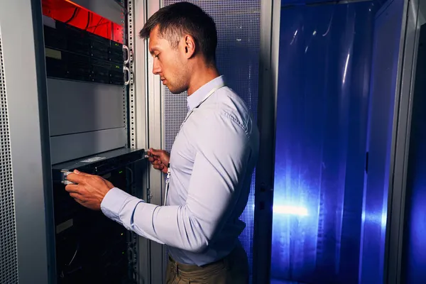Trabajador del centro de datos haciendo actualización de equipos de hardware — Foto de Stock