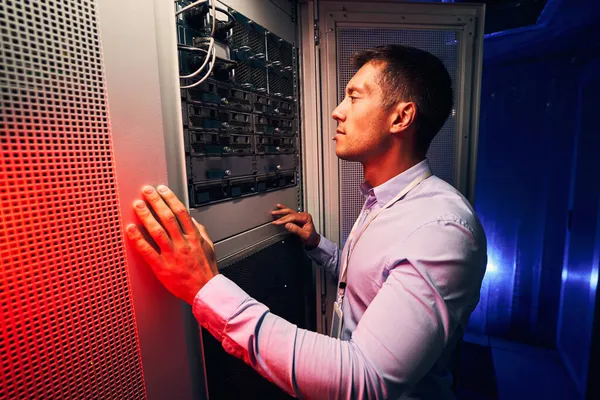 Seriöser IT-Techniker inspiziert Hardware-Ausrüstung — Stockfoto