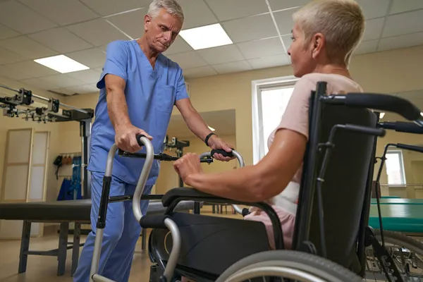 Patiënt vrouw gebruikt met loopframe in rehab center — Stockfoto