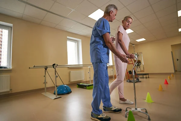 Apoplejía paciente restaurando habilidades de movimiento en centro de rehabilitación —  Fotos de Stock