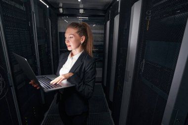 Sunucu odasında çalışan kadın bilişim ağı yöneticisi