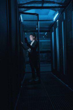 Ağ sunucu odasındaki mühendis iş kadınının fotoğrafı