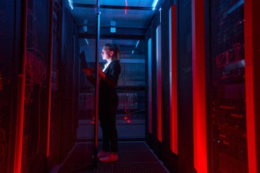 Mühendis iş kadını ağ sunucu odasında çalışıyor.