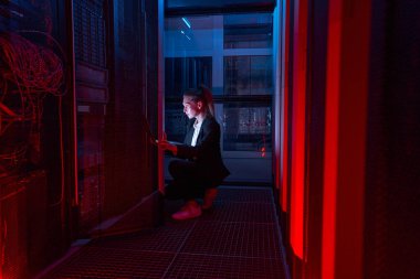 Sunucu odasındaki sunucuları yapılandıran kadın sistem yöneticisi