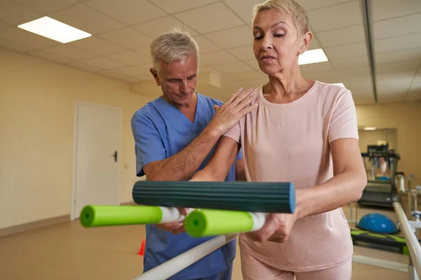 Mature woman during physical therapy in rehab center — Stock Photo, Image
