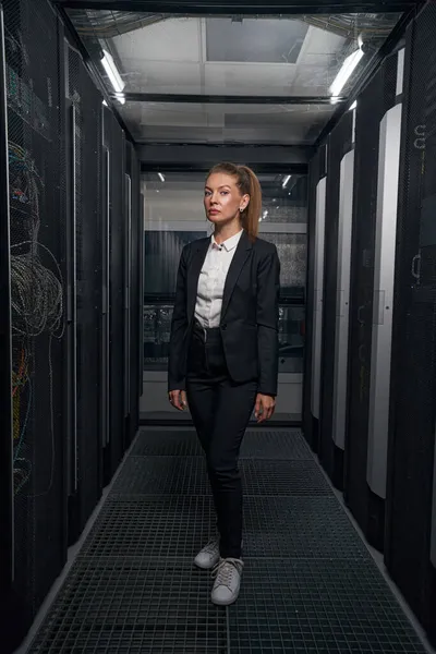 Фотографія жінки-інженера в кімнаті мережевого сервера — стокове фото