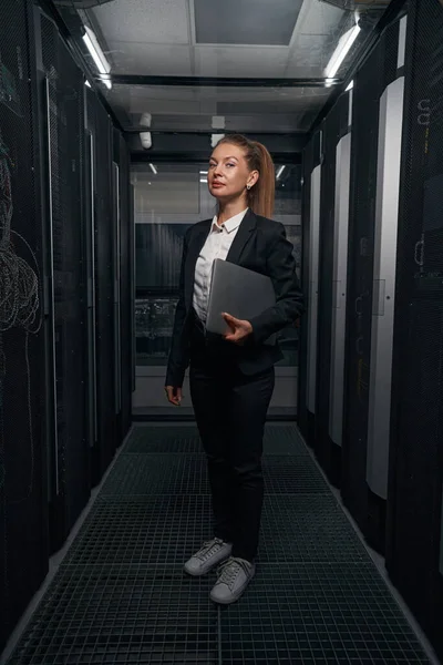 Жінка системний адміністратор в кімнаті мережевого сервера — стокове фото