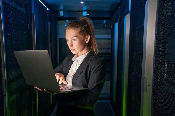 Junge attraktive Frau arbeitet im Serverraum — Stockfoto