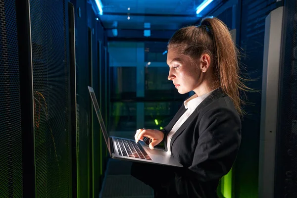 Kaukasische attraktive Frau benutzt Laptop in Rechenzentrum — Stockfoto