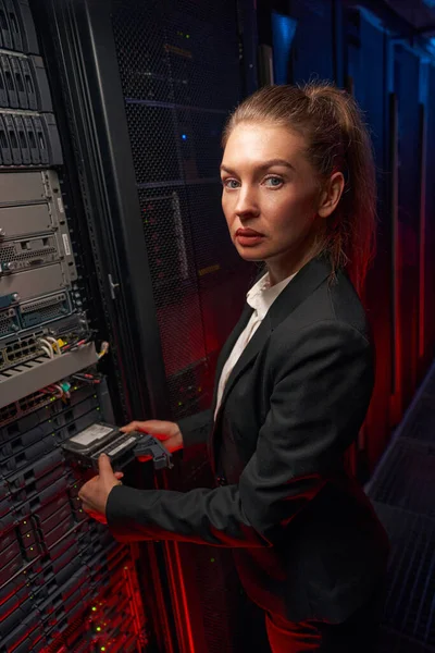 データセンターで機器をチェックするかわいい女性管理者 — ストック写真