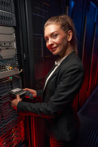 Ingeniero de TI elimina el servidor blade en el centro de datos — Foto de Stock