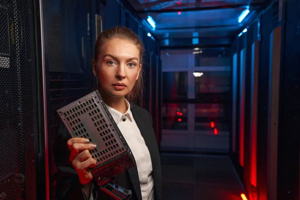 Ingenieurin Geschäftsfrau hält Festplatte im Netzwerk-Serverraum — Stockfoto