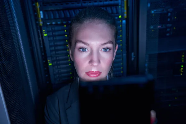Porträt einer jungen Frau, die im Serverraum arbeitet — Stockfoto