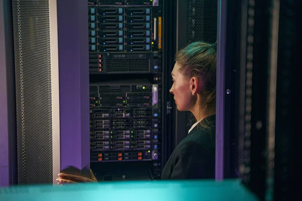 Professionelle junge Frau arbeitet im Serverraum — Stockfoto