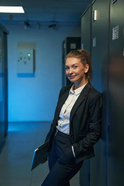 Молода інженерна бізнес-леді в кімнаті мережевого сервера — стокове фото
