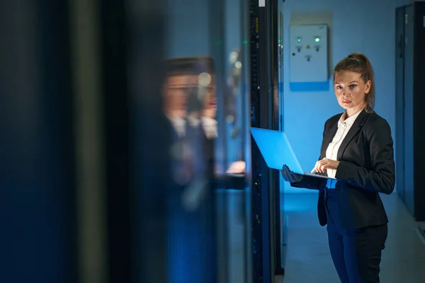 IT-Fachfrau arbeitet im Serverraum mit Laptop — Stockfoto