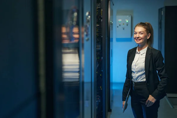 Lindo técnico femenino de pie en la sala de servidores — Foto de Stock