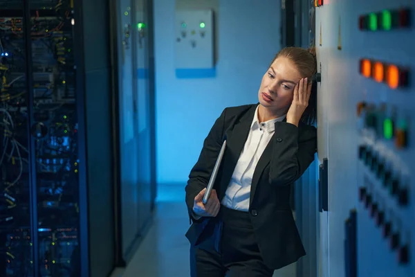 Systemadministrator steht in der Nähe von Serverschränken im Rechenzentrum — Stockfoto