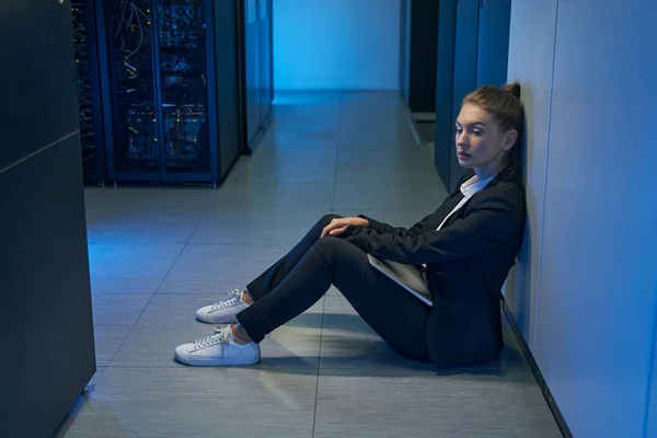 Фото молодої білої жінки в кімнаті сервера — стокове фото