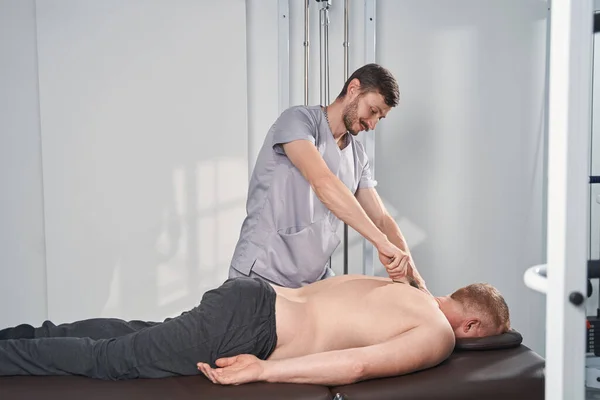 Manuelle Therapie Behandlung des Menschen Rücken mit Stahl-Massagegerät tiefes Gewebe — Stockfoto