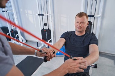 Rehabilitasyon kliniğinde özel basınç azaltma simülatörüne yakın çekim.