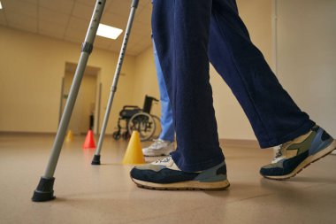 Hastanedeki rehabilitasyon sırasında felç geçiren hastaya egzersiz yaptırın