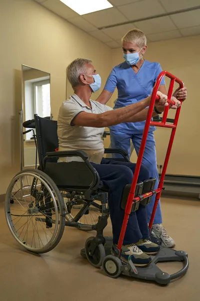 Inyección de una persona con discapacidad física tratada en la clínica — Foto de Stock