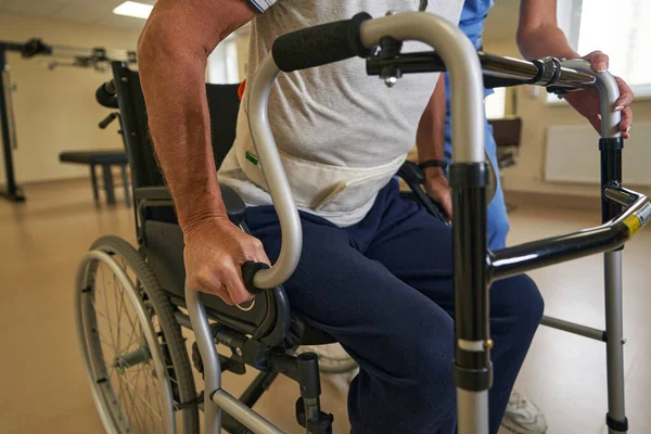 Pacjent z udarem na stojąco z ramą spacerową w szpitalu — Zdjęcie stockowe