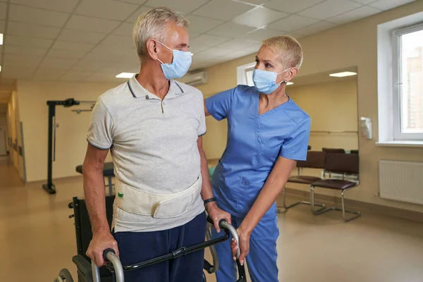 El derrame cerebral restaura las habilidades adaptativas en el centro médico — Foto de Stock