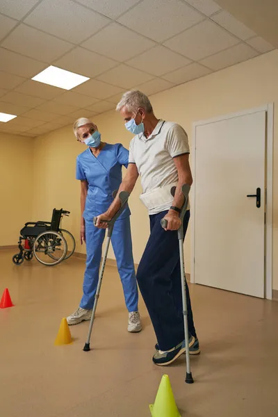 Beroerte patiënt herstelt mobiliteit in afkickkliniek — Stockfoto