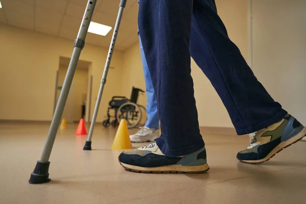 Ejercicio del paciente con ictus durante la rehabilitación en el hospital —  Fotos de Stock