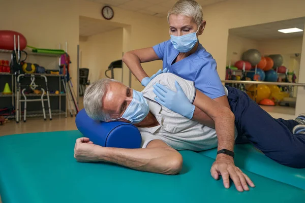Physical therapist helping stroke patient in rehab center — Stock Photo, Image