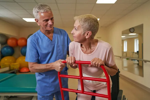 Ergotherapeut werkt met volwassen vrouw in revalidatiecentrum — Stockfoto