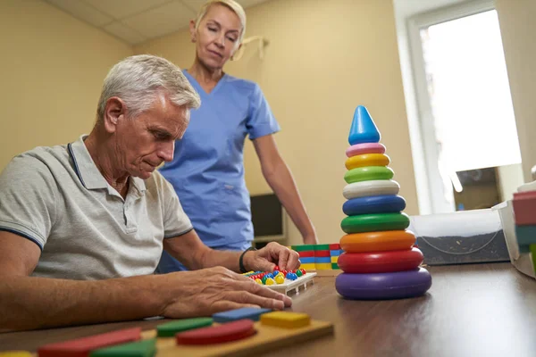 Zorg voor persoon met geheugendementie in een medisch centrum — Stockfoto