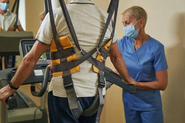 로드밀을 사용하여 재활원에서 걷는 뇌졸중 환자 — 스톡 사진