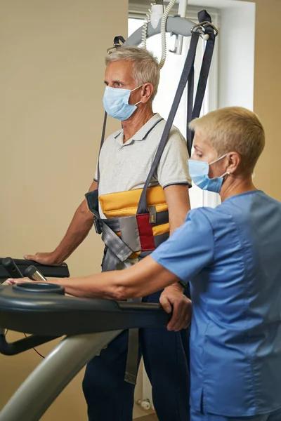 Profesionální fyzioterapeut pracující s pacientem v rehabilitačním centru — Stock fotografie