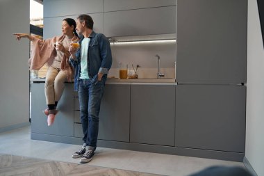 Mutfakta içki içen mutlu çift.