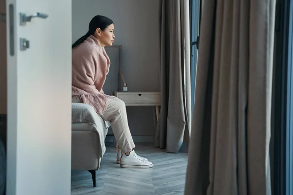 Olycklig mogen kvinna som stannar hemma ensam — Stockfoto