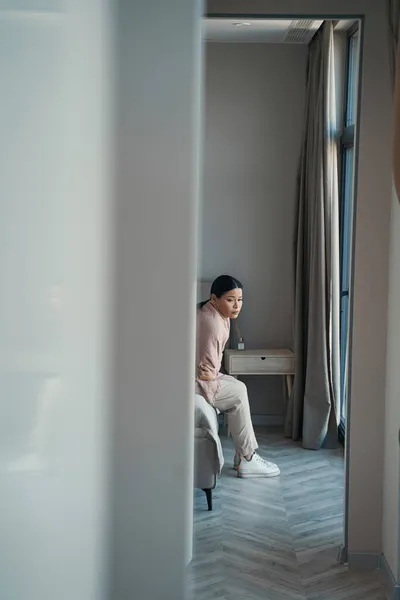 Hüzünlü Asyalı kadın evde tek başına bir gün geçiriyor. — Stok fotoğraf